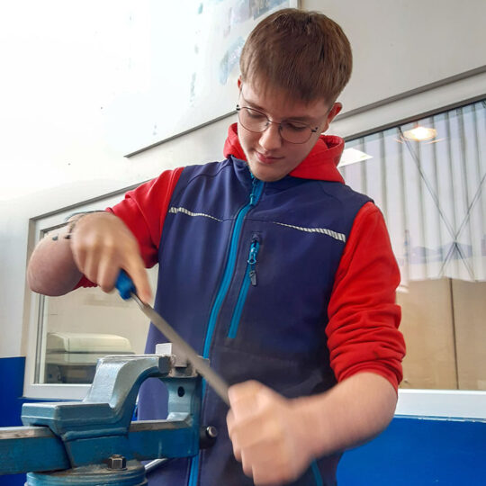 Hannes durchläuft bei REPA Maschinenbau eine Ausbildung zum Zerspanungsmechaniker in der Fachrichtung Frästechnik