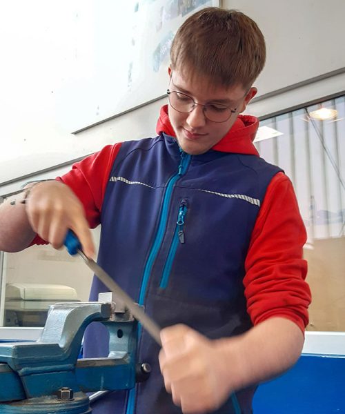 Hannes durchläuft bei REPA Maschinenbau eine Ausbildung zum Zerspanungsmechaniker in der Fachrichtung Frästechnik